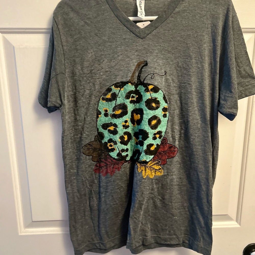 Gray V-Neck Tee with Leopard Pumpkin Design
